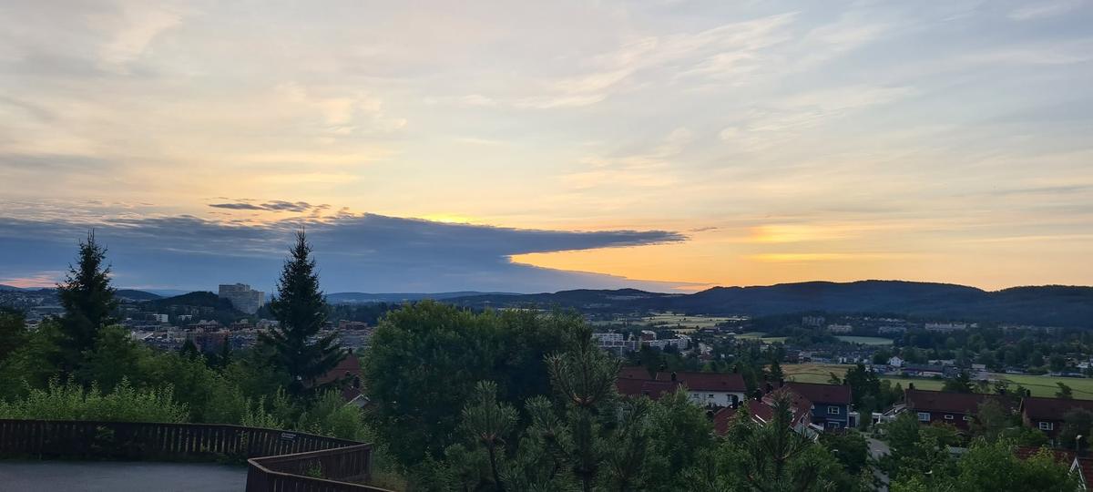 Foto: John Smits. Rælingen i morges med "gjedde" på himmelen