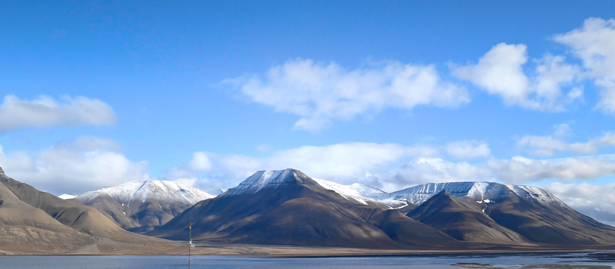 Bilde av snødekte fjelltopper rundt Longyearbyen